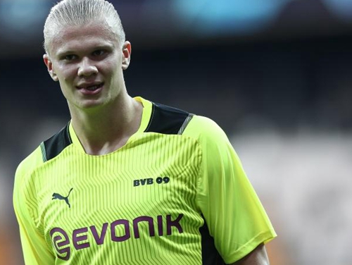 记者：目前米兰球队与弗拉霍维奇的经纪人就转会一事仍在谈判当中，球队计划明年免签球员（记者：米兰正与弗拉霍维奇经纪人洽谈转会，计划明年免签引进）