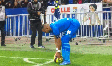 莱万加入欧冠百球俱乐部 进球效率比梅西C罗更高（莱万跻身欧冠百球俱乐部 进球效率力压梅西与C罗）