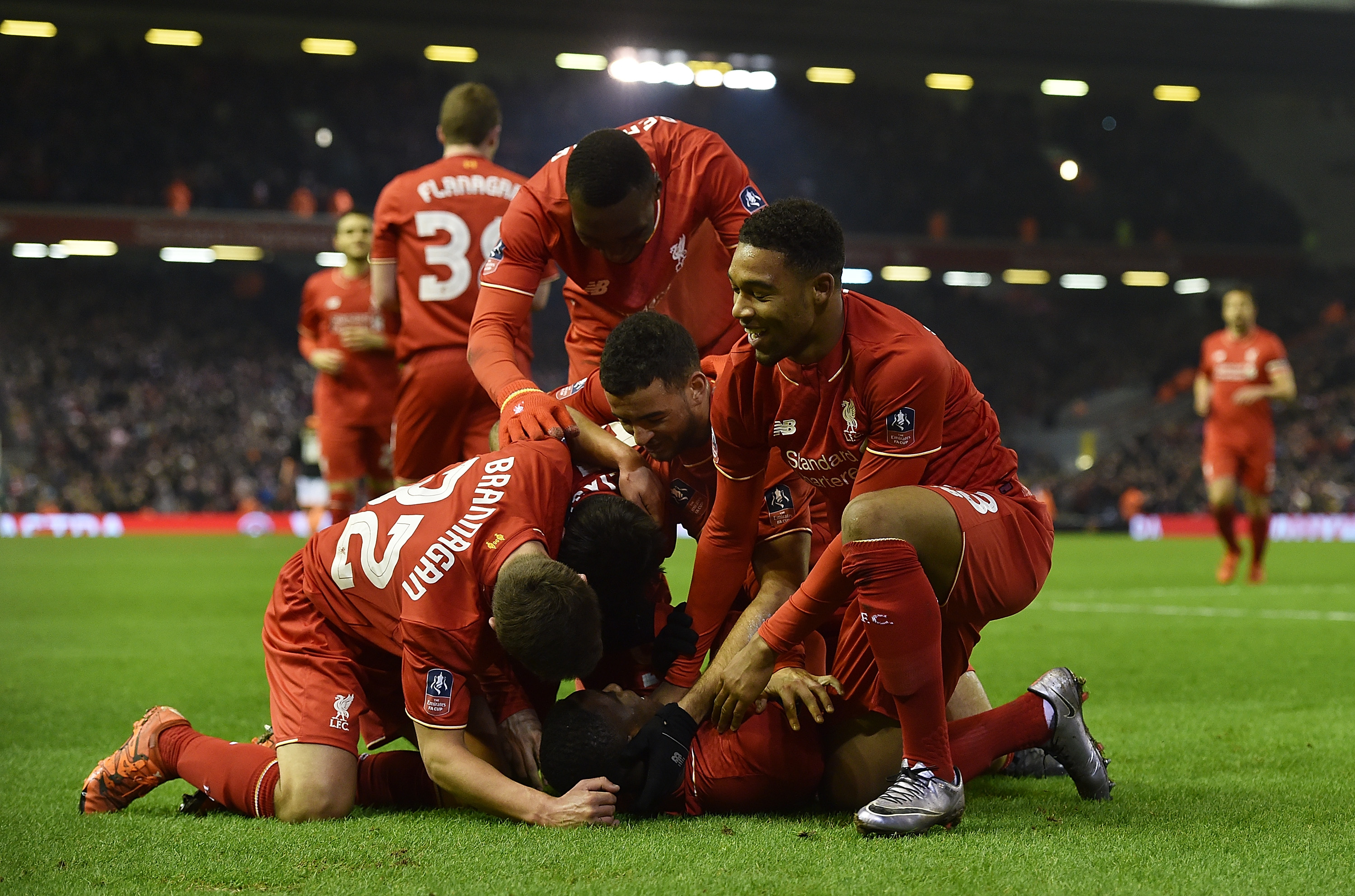 一箭双雕，姆巴佩上演皇马生涯&欧冠首次大四喜（双喜临门：姆巴佩完成皇马生涯及欧冠首个大四喜）