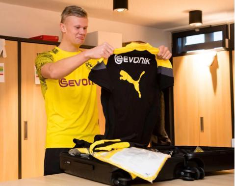 心念老东家！奥斯卡社媒晒照观看海港vs柔佛亚冠比赛（奥斯卡社媒打卡：关注海港对阵柔佛的亚冠之战）