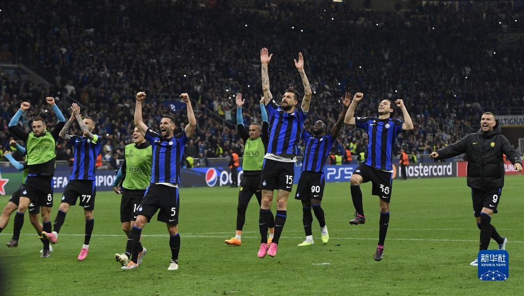 白科比？美媒对比里夫斯和科比前五个赛季数据，几乎一模一样