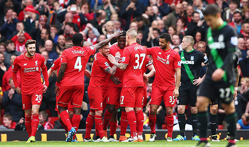 法兰克福球迷诺坎普燃放焰火投掷玻璃杯