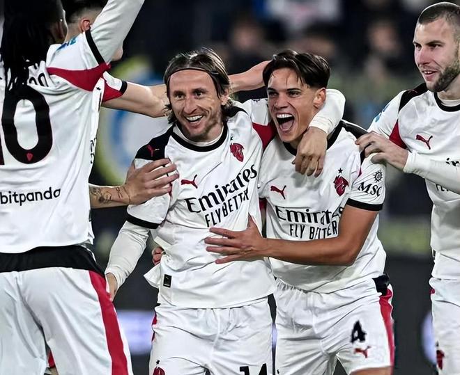 拜仁莱万多夫斯基关键进球锁定胜局