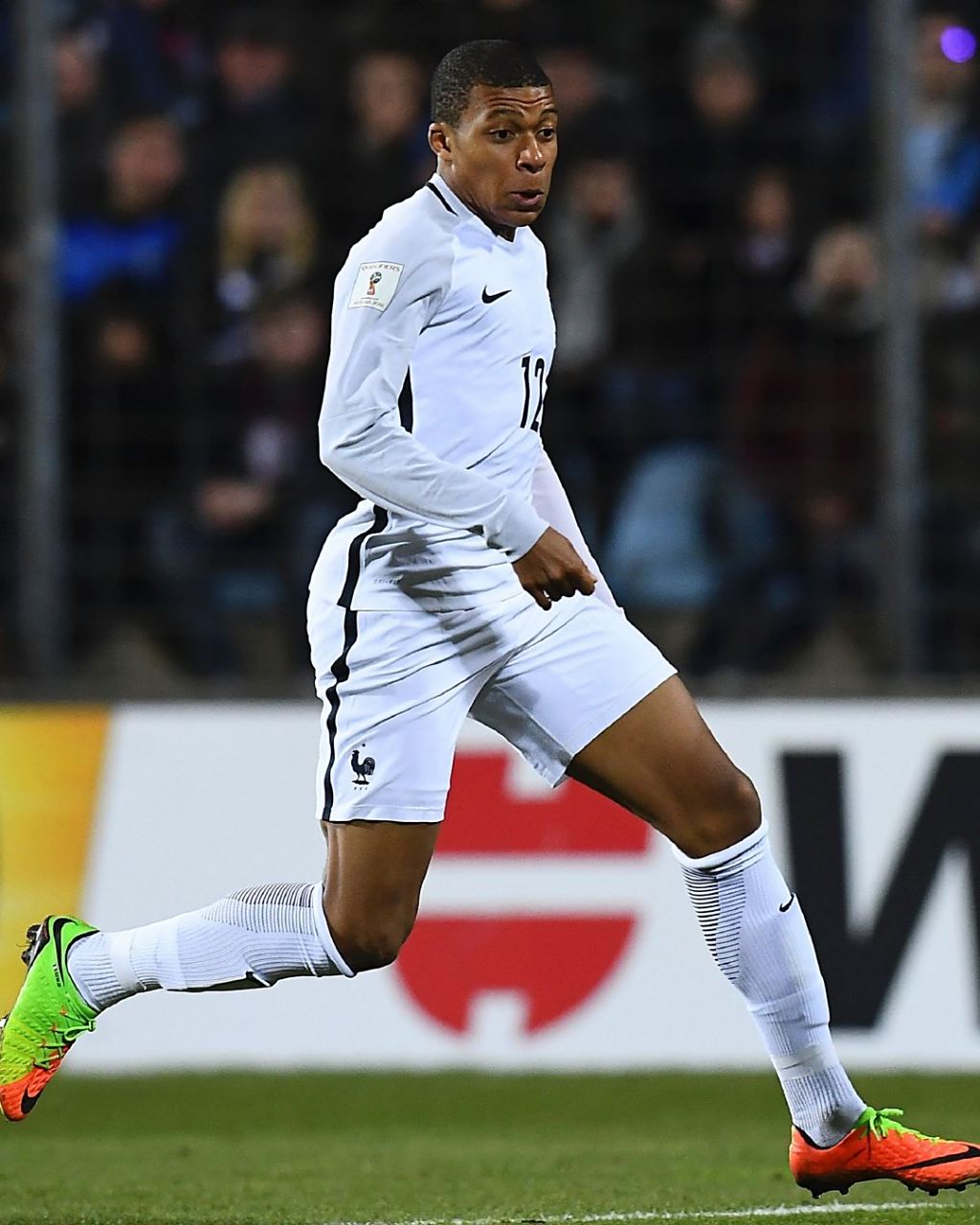 替补登场，吉鲁收获职业生涯欧战赛事百场里程碑（吉鲁替补亮相，职业生涯欧战第100场达成）